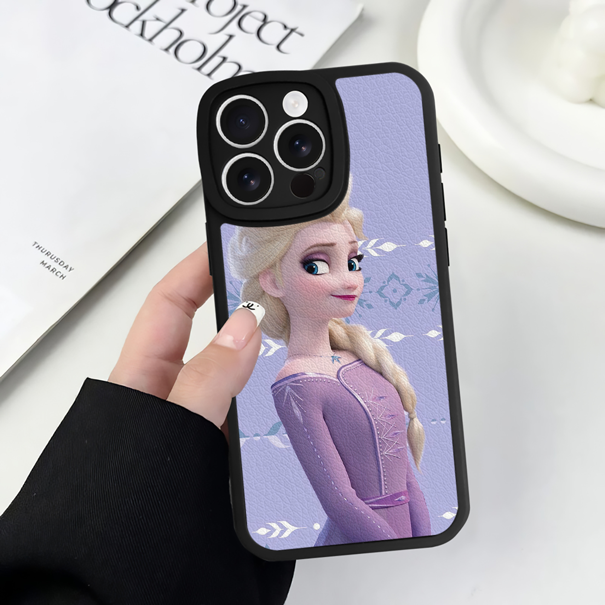 （画像用） アナと雪の女王 アンナ エルサ Frozen Anna Elsa 【iPhone 16シリーズ対応】シリコンスマホケース（レザー調） 材質：シリコン